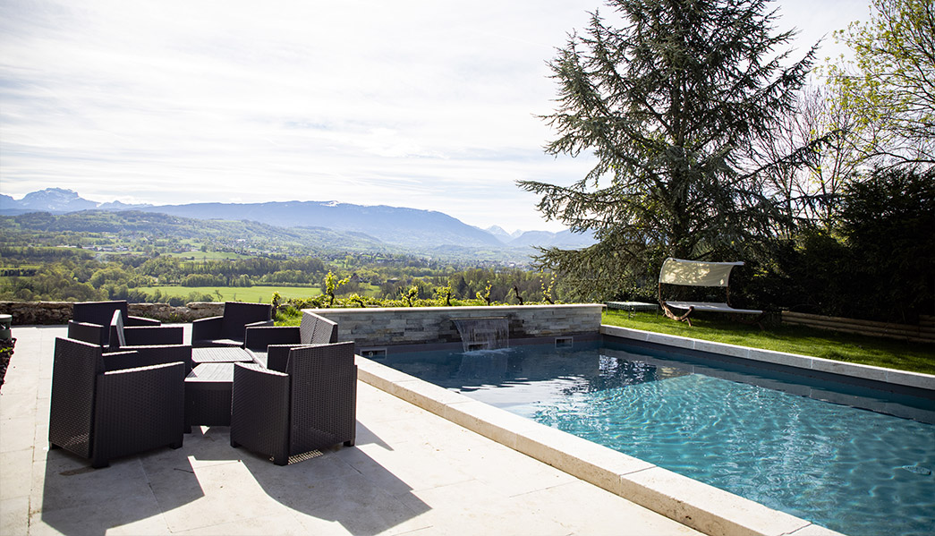 Piscine et paysage du Château de La Palud en Haute-Savoie